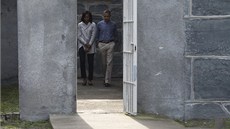 Barack Obama s manelkou na návtv ve vzení Robben Island, kde dreli mimo