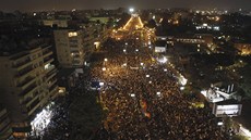 Statisícové protesty proti Mursímu ped prezidentským palácem v Káhie.