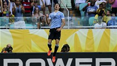 STELEC V OBLACÍCH. Edinson Cavani slaví svj gól proti Itálii.