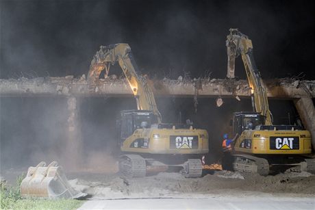 Minulý rok byla dálnice pes noc uzavena napíklad kvli demolici mostu u Nové Bítee.