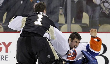 Rick DiPietro z NY Islanders práv inkasoval ránu pod oko. Bitku s Brentem