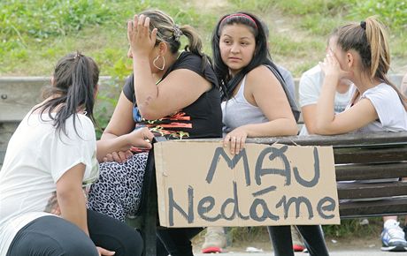 Neziskové organizace ádají, aby Romové více rozhodovali o problémech, se kterými se jejich menina potýká (snímek je z eských Budjovic, kde se o víkendu konala protiromská demonstrace).