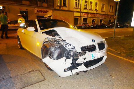 V Michli v Praze naboural idi BMW do policejního auta.