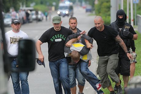 Pi druhé demonstraci policisté zasáhli mnohem ráznji ne poprvé. Mezi demonstranty se "zamíchali" policisté v civilu, kteí si pak zadrovali jednoho úastníka protestu za druhým.