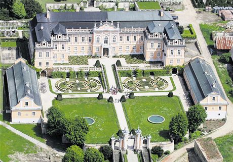 Rokokovému zámku v Nových Hradech se oprávnn pezdívá "eské Versailles".