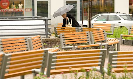 Architekt Kousal na sebe upozornil mimo jiné tím, e na zrekonstruované Soukenné námstí v Liberci umístil celkem 75 laviek.