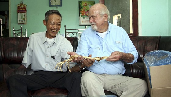 Americký léka Sam Axelrad a jeho dávný pacient Nguyen Quang Hung (30. ervna