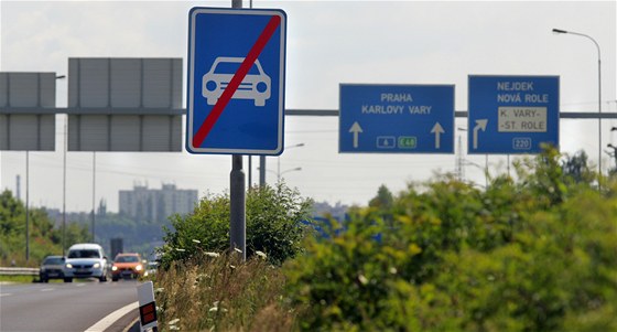 Rychlostní silnice R6 v Karlovarském kraji se od 1. ledna zmní na dálnici s oznaením D6. Silniái budou muset vymnit vechny tabule.