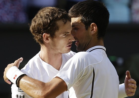 GRATULUJU, KÁMO! Srbský tenista Novak Djokovi (vpravo) plácá wimbledonského...