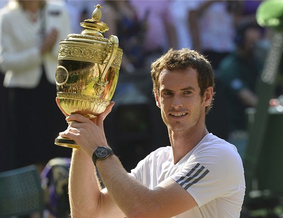 HISTORICKÝ OBRÁZEK. Andy Murray svírá trofej pro wimledonského ampiona.