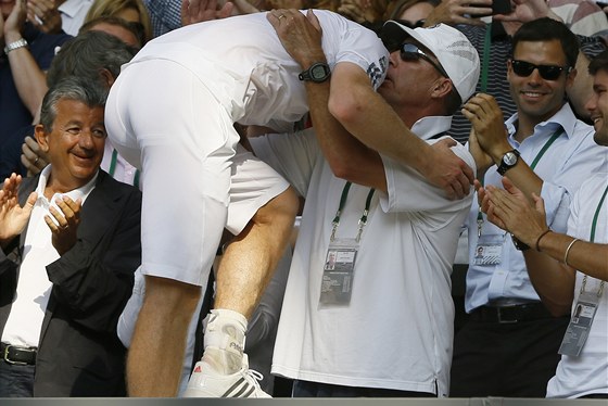 DKY, IVANE! Britsk tenista Andy Murray objm Ivana Lendla, svho koue.
