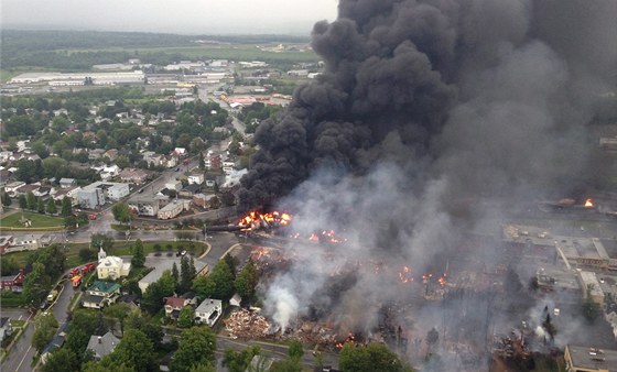 V Kanad vykolejil vlak s ropou a explodoval. Kou stoupal stovky metr vysoko.
