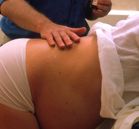Pi porodu pomou horké obklady, aromaterapie i masá. (ilustraní foto)
