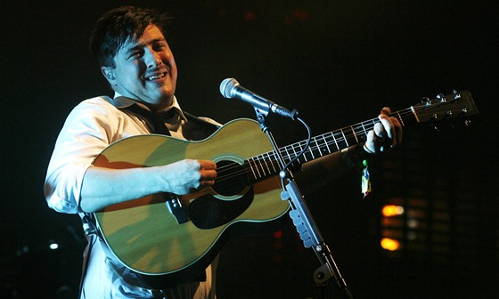 Marcus Mumford z Mumford & Sons na Glastonbury 2013