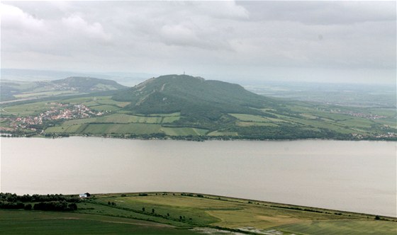 V Novomlýnskou pehrad plave osmnáctitunový spadlý strom (ilustraní snímek)