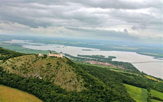 Pálava, kraj vínu zaslíbený. Silueta zíceniny Díví hrady nad nádremi Nové...