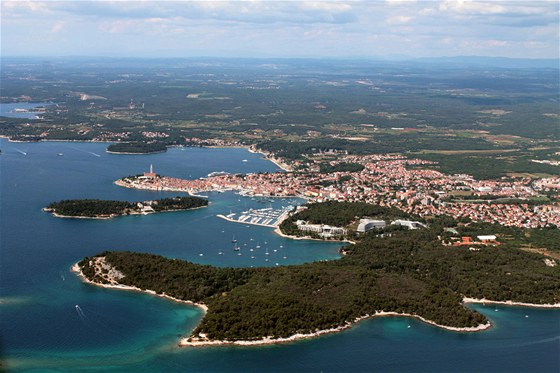 Blííme se ke starodávnému msteku Rovinj. Pobeí Istrie je jiné, ne to na...