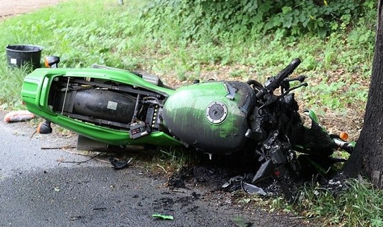 Mladík zejm stroj Kawasaki nezvládl a do zatáky vjel píli rychle. (6.