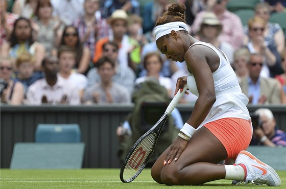 NA KOLENOU. Serena WIlliamsová se s Wimbledonem rozlouila v osmifinále.