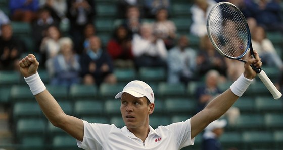 TVRTFINÁLE! Tomá Berdych slaví postup mezi osm nejlepích ve Wimbledonu.