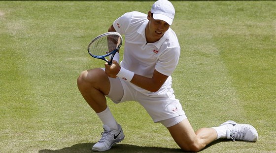 KONEC. Tomá Berdych nestail ve tvrtfinále Wimbledonu na Novaka Djokovie.