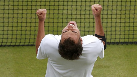ANO! Polský tenista Jerzy Janowicz práv postoupil do semifinále Wimbledonu.
