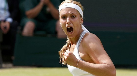 JO! Sabine Lisická v prbhu semifinále Wimbledonu proti Polce Agnieszce