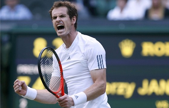 EMOCE. Andy Murray proíval semifinále Wimbledonu proti Jerzymu Janowiczovi