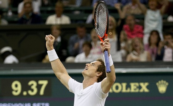 FINÁLE. Andy Murray slaví, práv v semifinále Wimbledonu porazil Poláka Jerzyho