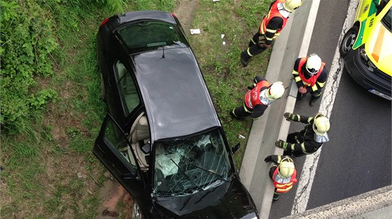 Osobní automobil se temi pasaéry narazil v sobotu veer do sloupu (ilustraní snímek)