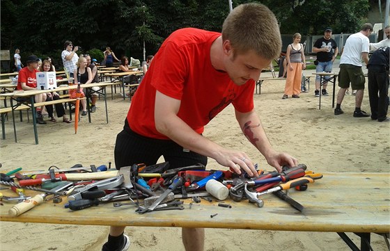 Najít potebné náadí v nepoádku a smontovat elektrické kabely zabralo nkolik