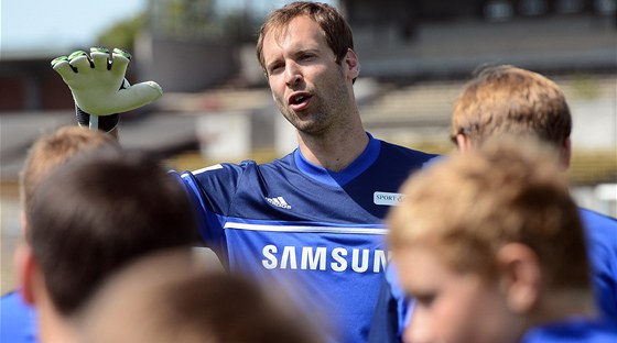 Petr ech jako trenér ve fotbalové kole pro dti, které propjil své jméno.