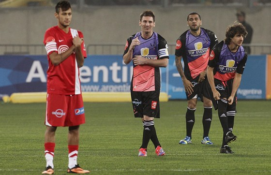 Lionel Messi a Neymar se bhem exhibiního charitativního utkání v Lim v Peru.