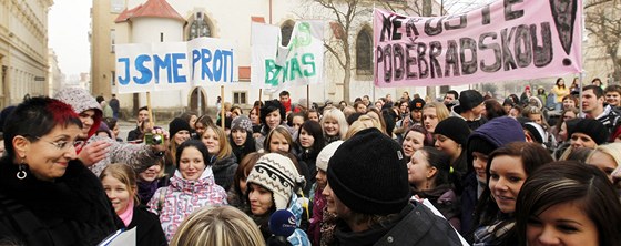 Takto se vzedmul studentský odpor proti sluování stedních kol v Pardubicích...