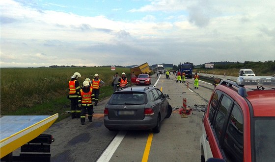 Pi nehod na 157. kilometru dálnice u Velké Bítee se v zúení stetlo osobní