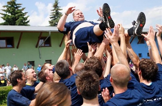 TRENÉRE, DÍKY! Kou Radek Kronák si oslavy postupu do druhé ligy uíval nad