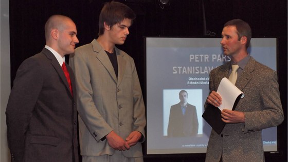 Studenti z Kromíe Stanislav Kopecký (uprosted) a Petr Paksi pi pedávání