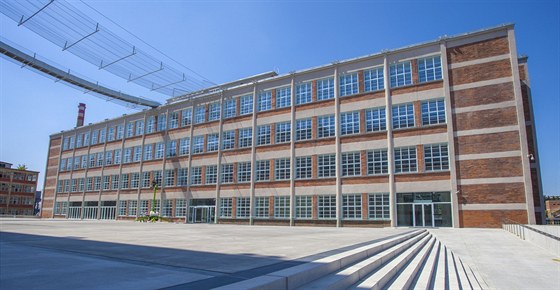 Zlínská knihovna sídli od podzimu 2013 v moderních prostorách Baova institutu na kraji bývalého svitovského areálu.