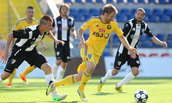 Fotbalisté Myjavy (v pruhovaném) v pípravném duelu s Jihlavou.