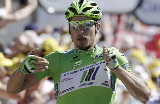 Slovenský cyklista Peter Sagan projídí vítzn cílem 7. etapy Tour de France.
