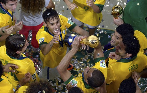 TO BYLO RADOSTI! Braziltí fotbalisté ped svými fanouky na slavném stadionu...