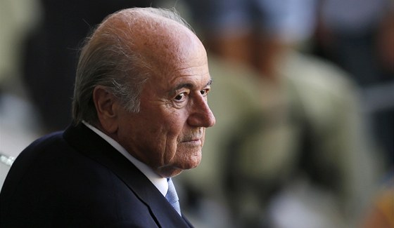 Sepp Blatter vyhlíí na stadionu Maracaná duel mezi Brazílií a panlskem.