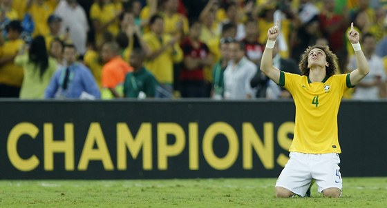 Brazilský fotbalista David Luiz slaví zisk Poháru FIFA.