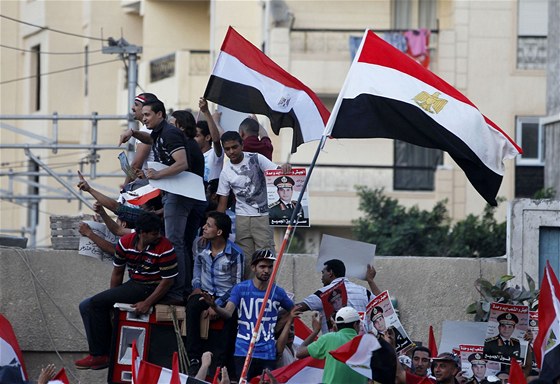 Protivládní demonstranti v severoegyptské Alexandrii.  