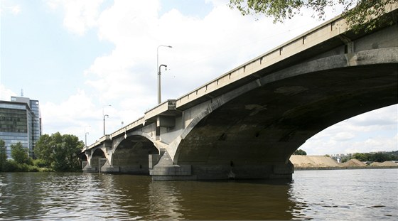 Libeský most se nachází se v ohbí eky Vltavy, spojuje levobení tvr...