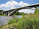 Most Zvodu mru je silnin most pes Vltavu na Zbraslavi, 13 km jin od...