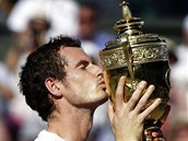SLASTN POLIBEK. Britsk tenista Andy Murray vyhrl domc Wimbledon.