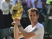 HISTORICK OBRZEK. Andy Murray svr trofej pro wimledonskho ampiona.