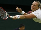 JET KOUSEK. Petra Kvitov se natahuje za mkem ve tvrtfinle Wimbledonu