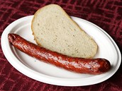 Grilovaná klobása s chlebem. Grilovaná klobása s chlebem.
